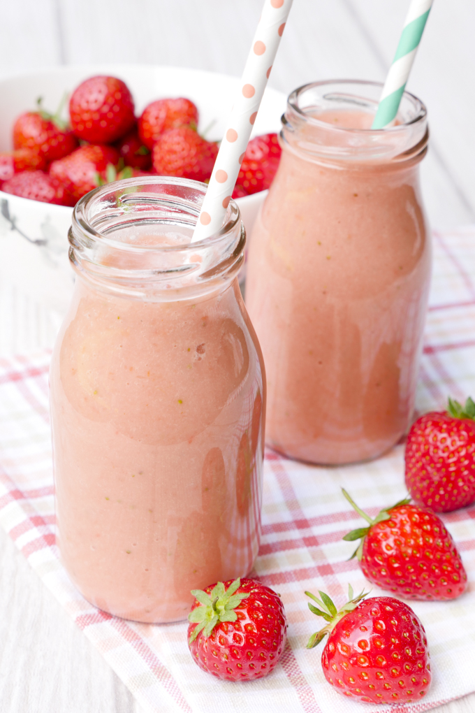 Healthy Rhubarb Smoothie with Strawberries